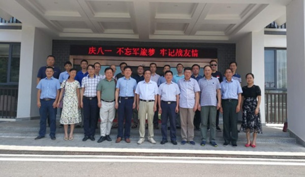 5.刘福生董事长与学校高科技研究院退役军人教育研究中心工作人员庆祝八一_副本.jpg 5.刘福生董事长与学校高科技研究院退役军人教育研究中心工作人员庆祝八一_副本.jpg