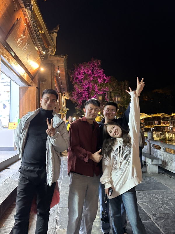 9.四位带队老师在凤凰古城留影.jpg 9.四位带队老师在凤凰古城留影.jpg