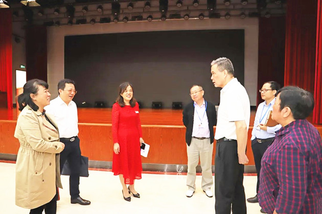 2.我校领导参观该院学术交流中心.jpg 2.我校领导参观该院学术交流中心.jpg