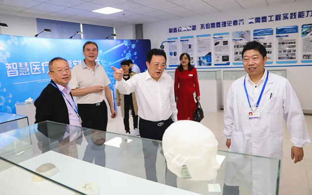 3.我校领导参观该院3D打印中心.jpg 3.我校领导参观该院3D打印中心.jpg