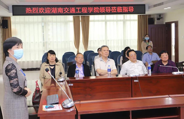 4.我校领导参观该院远程会诊中心.jpg 4.我校领导参观该院远程会诊中心.jpg