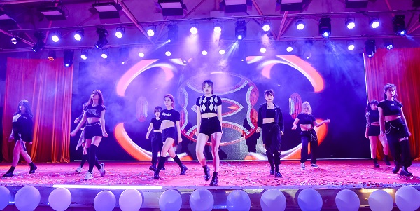 18爵士齐舞.jpg 18爵士齐舞.jpg