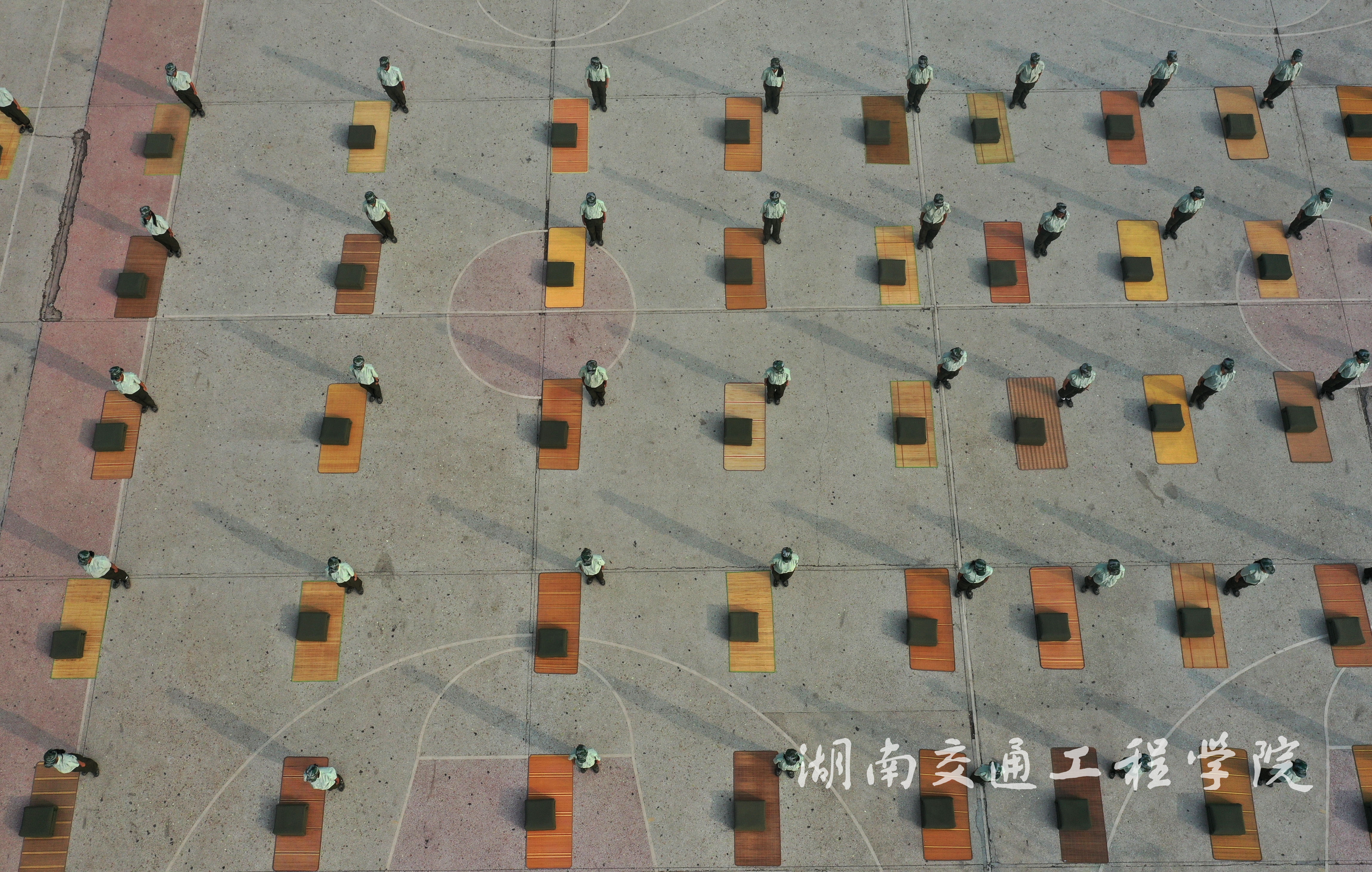 9月15日，在湖南省衡阳市18新利在线登陆
球场，学校2019级新生在进行叠被子比赛。 (3).JPG