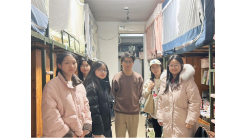 人文与艺术学院学业导师走进学生宿舍共筑成长桥梁