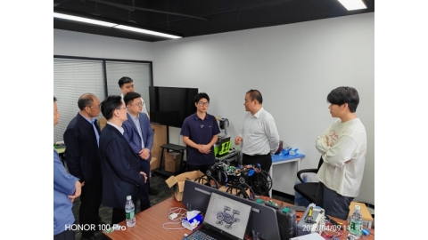 衡阳市市长朱健莅临市大学生创业孵化基地我校工作室调研指导创新创业工作
